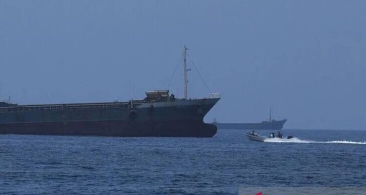 Kapal kargo komersial dan kapal tanker minyak mentah yang berlabuh di Teluk Oman, lepas pantai Muscat, Oman, pada 21 Juni 2026, saat mereka bersiap untuk melintasi Selat Hormuz yang sangat penting. Lalu lintas maritim di sepanjang koridor perdagangan global yang vital ini mengalami gangguan serius menyusul meningkatnya ketegangan geopolitik antara Amerika Serikat dan Iran yang meningkat pada awal Februari. Sumber foto: Antara