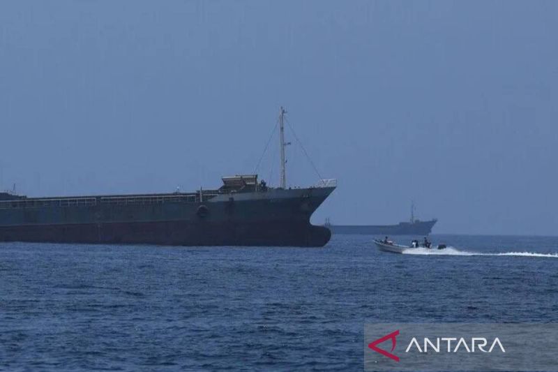 Kapal kargo komersial dan kapal tanker minyak mentah yang berlabuh di Teluk Oman, lepas pantai Muscat, Oman, pada 21 Juni 2026, saat mereka bersiap untuk melintasi Selat Hormuz yang sangat penting. Lalu lintas maritim di sepanjang koridor perdagangan global yang vital ini mengalami gangguan serius menyusul meningkatnya ketegangan geopolitik antara Amerika Serikat dan Iran yang meningkat pada awal Februari. Sumber foto: Antara