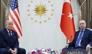 Presiden Turkiye Recep Tayyip Erdogan menyambut Presiden AS Donald Trump—yang sedang melakukan kunjungan resmi ke Turkiye menjelang KTT Kepala Negara dan Pemerintahan NATO ke-36 di Ankara—dengan upacara resmi di Kompleks Kepresidenan di Ankara, Turkiye, pada 7 Juli 2026. Foto Antara