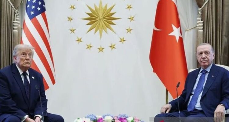 Presiden Turkiye Recep Tayyip Erdogan menyambut Presiden AS Donald Trump—yang sedang melakukan kunjungan resmi ke Turkiye menjelang KTT Kepala Negara dan Pemerintahan NATO ke-36 di Ankara—dengan upacara resmi di Kompleks Kepresidenan di Ankara, Turkiye, pada 7 Juli 2026. Foto Antara