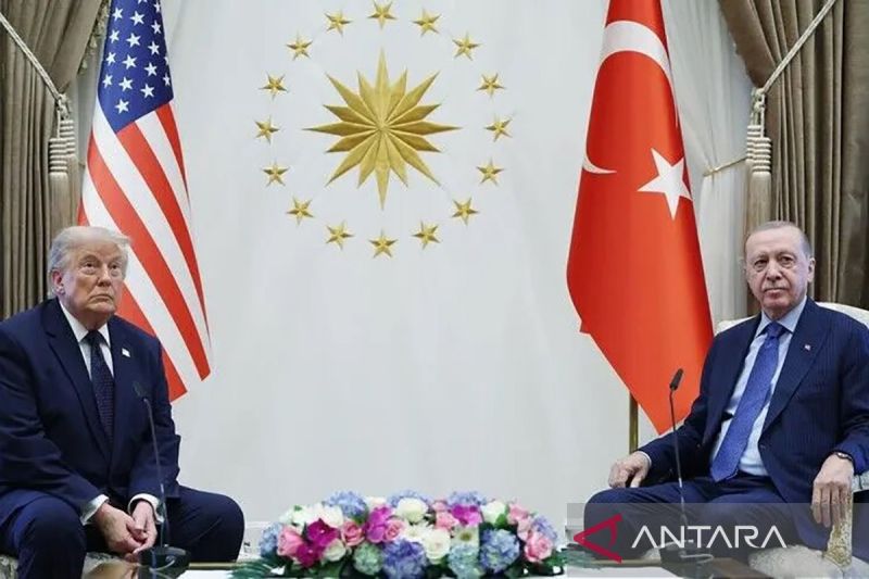 Presiden Turkiye Recep Tayyip Erdogan menyambut Presiden AS Donald Trump—yang sedang melakukan kunjungan resmi ke Turkiye menjelang KTT Kepala Negara dan Pemerintahan NATO ke-36 di Ankara—dengan upacara resmi di Kompleks Kepresidenan di Ankara, Turkiye, pada 7 Juli 2026. Foto Antara Presiden Turkiye Recep Tayyip Erdogan menyambut Presiden AS Donald Trump—yang sedang melakukan kunjungan resmi ke Turkiye menjelang KTT Kepala Negara dan Pemerintahan NATO ke-36 di Ankara—dengan upacara resmi di Kompleks Kepresidenan di Ankara, Turkiye, pada 7 Juli 2026. Foto Antara