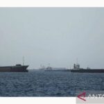 Kapal-kapal komersial dan tanker minyak yang bersiap melintasi Selat Hormuz. Sumber foto: Antara