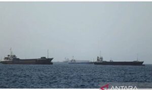 Kapal-kapal komersial dan tanker minyak yang bersiap melintasi Selat Hormuz. Sumber foto: Antara