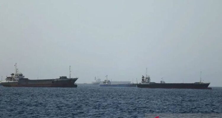 Kapal-kapal komersial dan tanker minyak yang bersiap melintasi Selat Hormuz. Sumber foto: Antara