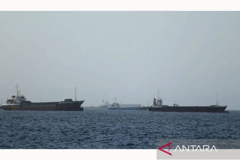 Kapal-kapal komersial dan tanker minyak yang bersiap melintasi Selat Hormuz. Sumber foto: Antara Kapal-kapal komersial dan tanker minyak yang bersiap melintasi Selat Hormuz. Sumber foto: Antara