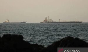 Kapal-kapal komersial dan tanker minyak yang bersiap melintasi Selat Hormuz. Sumber foto: Antara