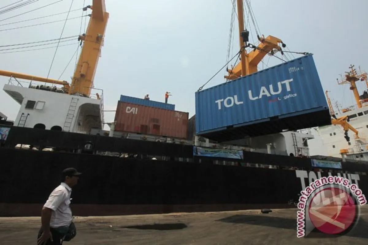Ilustari - Kesibukan di pelabuhan Tol Laut. Sumber foto: Antara