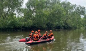 Tim SAR gabungan melakukan operasi SAR terhadap korban kapal tenggelam di Sungai Sei Belawan Kabupaten Deliserdang, Sumatera Utara. Sumber foto: Antara Tim SAR gabungan melakukan operasi SAR terhadap korban kapal tenggelam di Sungai Sei Belawan Kabupaten Deliserdang, Sumatera Utara. Sumber foto: Antara