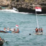 Prosesi pengibaran bendera Merah Putih di tengah laut oleh SRI DIY dalam rangka memperingati Hari Ulang Tahun (HUT) ke-81 Kemerdekaan Bangsa Indonesia di Pantai Baron, Kalurahan Kemadang, Kapanewon Tanjungsari, Gunungkidul, Daerah Istimewa Yogyakarta, Senin (17/8/2026). Sumber foto: Antara