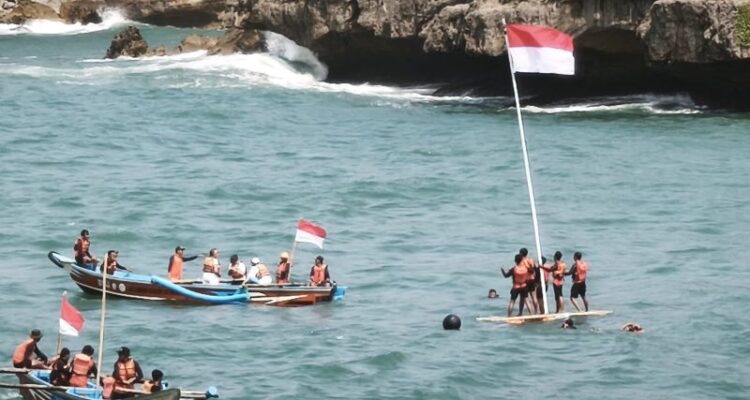 Prosesi pengibaran bendera Merah Putih di tengah laut oleh SRI DIY dalam rangka memperingati Hari Ulang Tahun (HUT) ke-81 Kemerdekaan Bangsa Indonesia di Pantai Baron, Kalurahan Kemadang, Kapanewon Tanjungsari, Gunungkidul, Daerah Istimewa Yogyakarta, Senin (17/8/2026). Sumber foto: Antara
