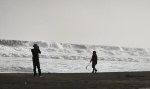 Wisatawan berfoto dengan latar belakang ombak besar yang menggulung di Pantai Parangtritis, Kalurahan Parangtritis, Kapanewon Kretek, Bantul, Daerah Istimewa Yogyakarta, Kamis (20/8/2026). Sumber foto: Antara