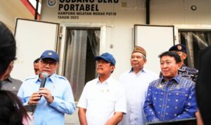 Coordinating Minister for Food Affairs Zulkifli Hasan (left) and Minister of Maritime Affairs and Fisheries Sakti Wahyu Trenggono (second from left) inspect a portable frozen storage facility at the Red and White Fishermen Village in Warloka, West Manggarai, East Nusa Tenggara, on Thursday (July 30, 2026). Photo Source: Antara News Agency