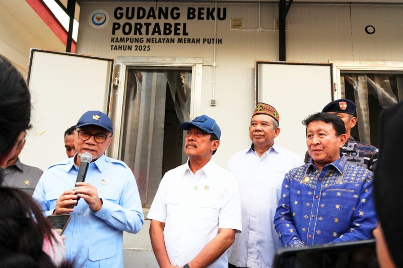 Coordinating Minister for Food Affairs Zulkifli Hasan (left) and Minister of Maritime Affairs and Fisheries Sakti Wahyu Trenggono (second from left) inspect a portable frozen storage facility at the Red and White Fishermen Village in Warloka, West Manggarai, East Nusa Tenggara, on Thursday (July 30, 2026). Photo Source: Antara News Agency Coordinating Minister for Food Affairs Zulkifli Hasan (left) and Minister of Maritime Affairs and Fisheries Sakti Wahyu Trenggono (second from left) inspect a portable frozen storage facility at the Red and White Fishermen Village in Warloka, West Manggarai, East Nusa Tenggara, on Thursday (July 30, 2026). Photo Source: Antara News Agency