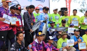 Para peserta Tuna Game Fishing Competition berfoto bersama usai berpartsipasi dalam kompetisi memancing sebagai bagian dari sport tourism di Kawasan Ekonomi Khusus Tanjung Lesung. Sumber foto: Antara