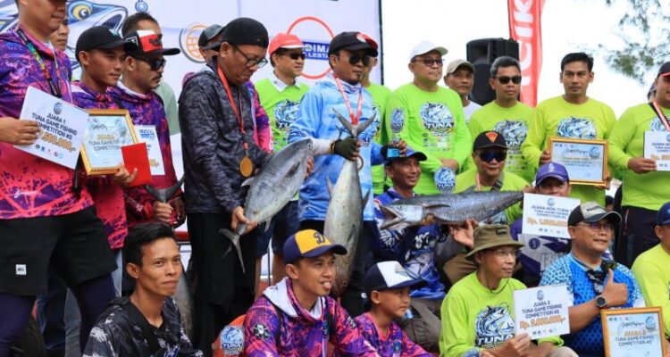Para peserta Tuna Game Fishing Competition berfoto bersama usai berpartsipasi dalam kompetisi memancing sebagai bagian dari sport tourism di Kawasan Ekonomi Khusus Tanjung Lesung. Sumber foto: Antara