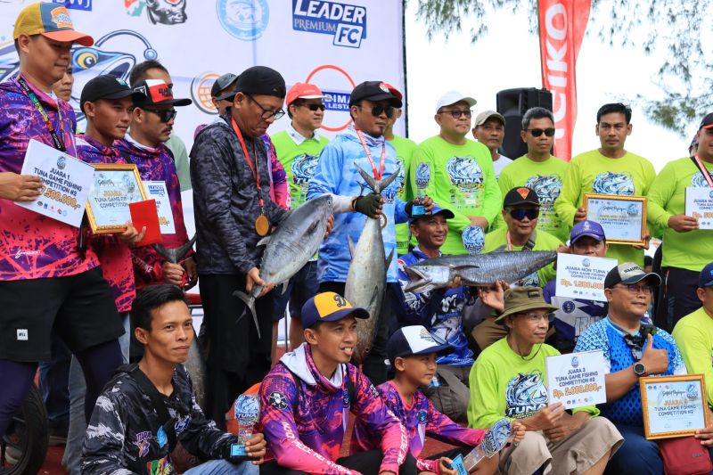 Para peserta Tuna Game Fishing Competition berfoto bersama usai berpartsipasi dalam kompetisi memancing sebagai bagian dari sport tourism di Kawasan Ekonomi Khusus Tanjung Lesung. Sumber foto: Antara Para peserta Tuna Game Fishing Competition berfoto bersama usai berpartsipasi dalam kompetisi memancing sebagai bagian dari sport tourism di Kawasan Ekonomi Khusus Tanjung Lesung. Sumber foto: Antara