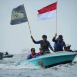 Gubernur Kaltara Zainal A Paliwang (mengemudi speedboat) bersama Wadab Kodaeral XIII saat melakukan konvoi sebelum lomba speedboat di perairan Tarakan, Kaltara dimulai, Minggu (23/8/2026). Sumber foto: Antara