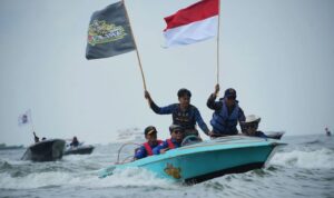Gubernur Kaltara Zainal A Paliwang (mengemudi speedboat) bersama Wadab Kodaeral XIII saat melakukan konvoi sebelum lomba speedboat di perairan Tarakan, Kaltara dimulai, Minggu (23/8/2026). Sumber foto: Antara