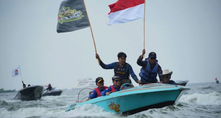 Gubernur Kaltara Zainal A Paliwang (mengemudi speedboat) bersama Wadab Kodaeral XIII saat melakukan konvoi sebelum lomba speedboat di perairan Tarakan, Kaltara dimulai, Minggu (23/8/2026). Sumber foto: Antara