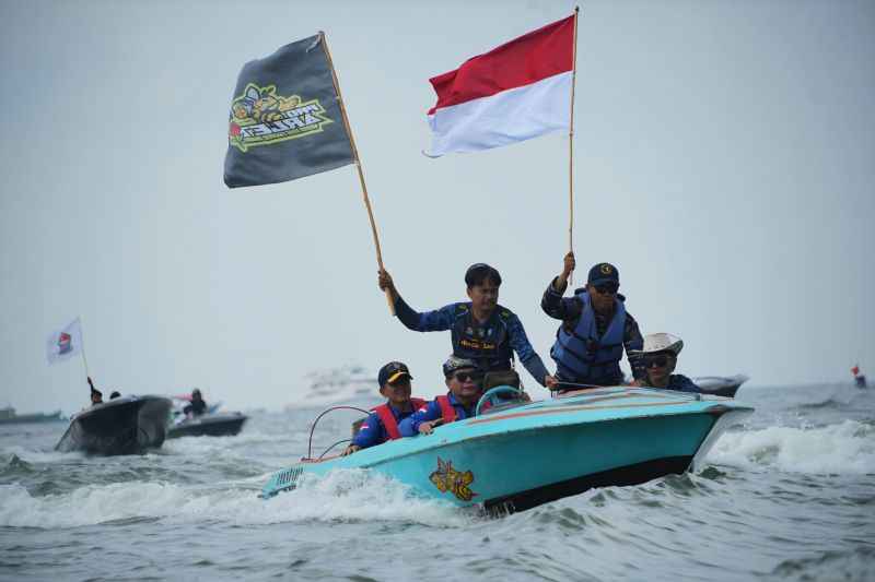Gubernur Kaltara Zainal A Paliwang (mengemudi speedboat) bersama Wadab Kodaeral XIII saat melakukan konvoi sebelum lomba speedboat di perairan Tarakan, Kaltara dimulai, Minggu (23/8/2026). Sumber foto: Antara Gubernur Kaltara Zainal A Paliwang (mengemudi speedboat) bersama Wadab Kodaeral XIII saat melakukan konvoi sebelum lomba speedboat di perairan Tarakan, Kaltara dimulai, Minggu (23/8/2026). Sumber foto: Antara
