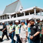 Menteri Dalam Negeri (Mendagri) Muhammad Tito Karnavian melakukan pengecekan kondisi sarana dan aktivitas pelayanan pascagempa di Pelabuhan Laurentius Say, Maumere, Kabupaten Sikka, Nusa Tenggara Timur (NTT). Sumber foto: Antara