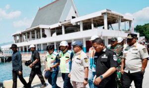Menteri Dalam Negeri (Mendagri) Muhammad Tito Karnavian melakukan pengecekan kondisi sarana dan aktivitas pelayanan pascagempa di Pelabuhan Laurentius Say, Maumere, Kabupaten Sikka, Nusa Tenggara Timur (NTT). Sumber foto: Antara Menteri Dalam Negeri (Mendagri) Muhammad Tito Karnavian melakukan pengecekan kondisi sarana dan aktivitas pelayanan pascagempa di Pelabuhan Laurentius Say, Maumere, Kabupaten Sikka, Nusa Tenggara Timur (NTT). Sumber foto: Antara