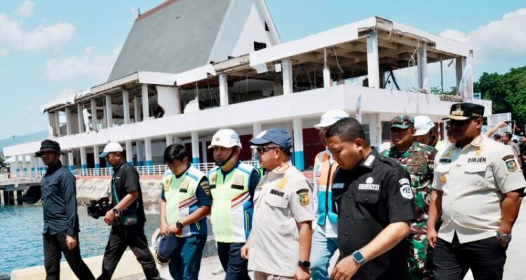 Menteri Dalam Negeri (Mendagri) Muhammad Tito Karnavian melakukan pengecekan kondisi sarana dan aktivitas pelayanan pascagempa di Pelabuhan Laurentius Say, Maumere, Kabupaten Sikka, Nusa Tenggara Timur (NTT). Sumber foto: Antara