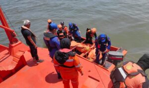 Tim SAR Gabungan ketika mengevakuasi dua korban tenggelam di Perairan Rupat dari kapal menuju Malaysia. Sumber Foto: Antara