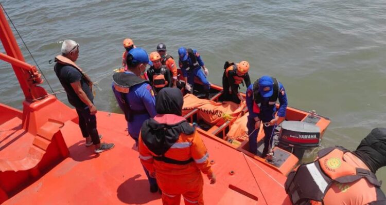 Tim SAR Gabungan ketika mengevakuasi dua korban tenggelam di Perairan Rupat dari kapal menuju Malaysia. Sumber Foto: Antara
