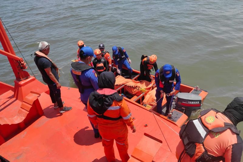 im SAR Gabungan ketika mengevakuasi dua korban tenggelam di Perairan Rupat dari kapal menuju Malaysia. Sumber Foto: Antara Tim SAR Gabungan ketika mengevakuasi dua korban tenggelam di Perairan Rupat dari kapal menuju Malaysia. Sumber Foto: Antara