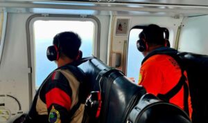 Proses pencarian KM Samudra Jaya Kelautan di Perairan Anambas, menggunakan helikopter pada Selasa (4/8/2026). Sumber foto: Antara