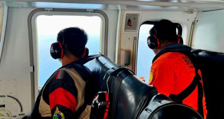 Proses pencarian KM Samudra Jaya Kelautan di Perairan Anambas, menggunakan helikopter pada Selasa (4/8/2026). Sumber foto: Antara