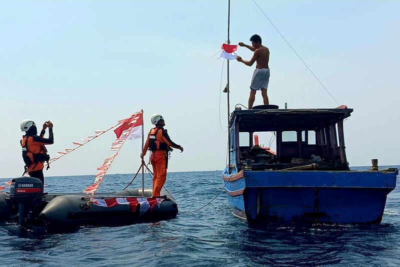 Pembangian bendera Merah Putih kepada nelayan oleh personel Kantor SAR Natuna di Perairan Pulau Bunguran ada Rabu 12/8/2026). Sumber foto: Antara Pembangian bendera Merah Putih kepada nelayan oleh personel Kantor SAR Natuna di Perairan Pulau Bunguran ada Rabu 12/8/2026). Sumber foto: Antara