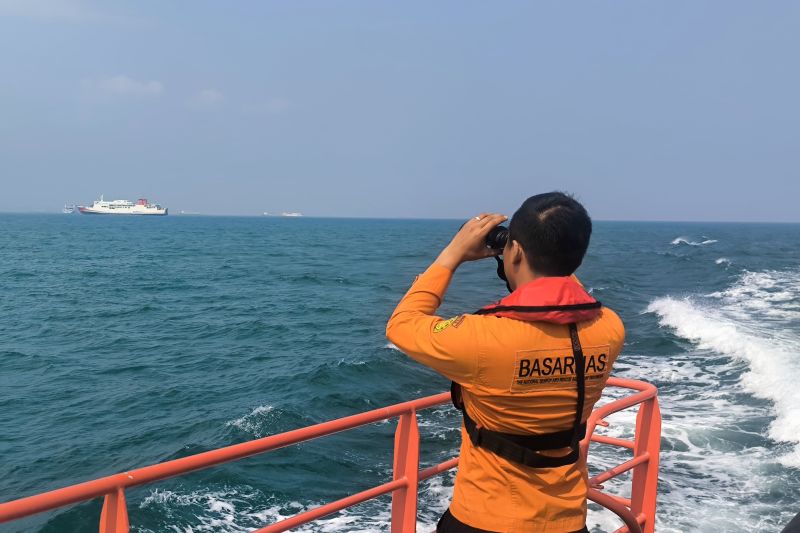 Tim SAR gabungan melakukan upaya pencarian hari keempat terhadap penumpang KMP Kirana II yang diduga melompat ke laut di perairan Selat Sunda, Sabtu (1/8/2026). Sumber foto: Antara