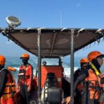 Tim SAR saat lakukan upaya pencarian selama tujuh hari terhadap Andreas Lingsing (26), penumpang KMP Kirana II yang diduga melompat ke laut di Perairan Pulau Tempurung, jalur penyeberangan Merak–Bakauheni, Kota Cilegon, Banten. Sumber foto: Antara