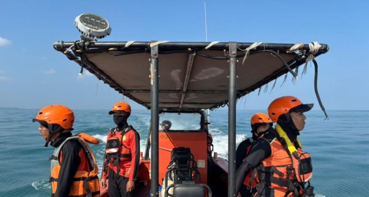 Tim SAR saat lakukan upaya pencarian selama tujuh hari terhadap Andreas Lingsing (26), penumpang KMP Kirana II yang diduga melompat ke laut di Perairan Pulau Tempurung, jalur penyeberangan Merak–Bakauheni, Kota Cilegon, Banten. Sumber foto: Antara