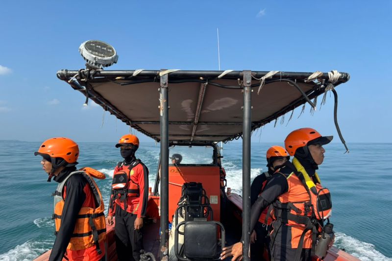 Tim SAR saat lakukan upaya pencarian selama tujuh hari terhadap Andreas Lingsing (26), penumpang KMP Kirana II yang diduga melompat ke laut di Perairan Pulau Tempurung, jalur penyeberangan Merak–Bakauheni, Kota Cilegon, Banten. Sumber foto: Antara Tim SAR saat lakukan upaya pencarian selama tujuh hari terhadap Andreas Lingsing (26), penumpang KMP Kirana II yang diduga melompat ke laut di Perairan Pulau Tempurung, jalur penyeberangan Merak–Bakauheni, Kota Cilegon, Banten. Sumber foto: Antara