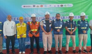Direktur Utama PT ASDP Indonesia Ferry Heru Widodo (keempat dari kanan) foto bersama usai peluncuran perdana (go live) penerapan sistem pengendalian akses terintegrasi dipusatkan di Pelabuhan Merak, Kota Cilegon, Banten, Rabu. Sumber foto: Antara Direktur Utama PT ASDP Indonesia Ferry Heru Widodo (keempat dari kanan) foto bersama usai peluncuran perdana (go live) penerapan sistem pengendalian akses terintegrasi dipusatkan di Pelabuhan Merak, Kota Cilegon, Banten, Rabu. Sumber foto: Antara