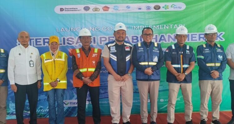 Direktur Utama PT ASDP Indonesia Ferry Heru Widodo (keempat dari kanan) foto bersama usai peluncuran perdana (go live) penerapan sistem pengendalian akses terintegrasi dipusatkan di Pelabuhan Merak, Kota Cilegon, Banten, Rabu. Sumber foto: Antara