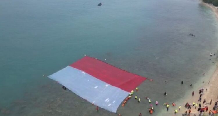 Sejumlah penyelam gabungan BPBD, Basarnas, TNI AL, dan komunitas penyelam membentangkan bendera Merah Putih di perairan laut Merak, Kota Cilegon, Banten, Sabtu. Sumber foto: Antara