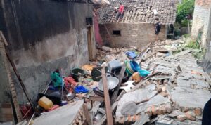 Kondisi rumah warga di sekitar lokasi ledakan yang diduga dari bom ikan di Kampung Cisarua, Desa Citeureup, Kecamatan Panimbang, Kabupaten Pandeglang, Banten. Sumber foto: Antara Kondisi rumah warga di sekitar lokasi ledakan yang diduga dari bom ikan di Kampung Cisarua, Desa Citeureup, Kecamatan Panimbang, Kabupaten Pandeglang, Banten. Sumber foto: Antara
