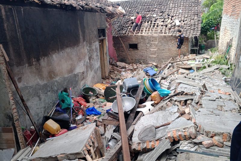 Kondisi rumah warga di sekitar lokasi ledakan yang diduga dari bom ikan di Kampung Cisarua, Desa Citeureup, Kecamatan Panimbang, Kabupaten Pandeglang, Banten. Sumber foto: Antara Kondisi rumah warga di sekitar lokasi ledakan yang diduga dari bom ikan di Kampung Cisarua, Desa Citeureup, Kecamatan Panimbang, Kabupaten Pandeglang, Banten. Sumber foto: Antara