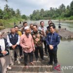 Sekretaris Jenderal KKP Andy Artha Donny Oktopura meninjau keramba ikan di Nagari Balah Aie, Kecamatan VII Koto, Kabupaten Padang Pariaman, Sumbar. Sumber foto: Antara