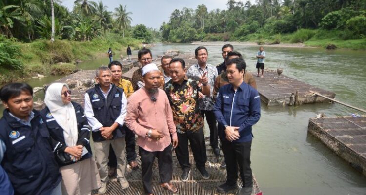 Sekretaris Jenderal KKP Andy Artha Donny Oktopura meninjau keramba ikan di Nagari Balah Aie, Kecamatan VII Koto, Kabupaten Padang Pariaman, Sumbar. Sumber foto: Antara