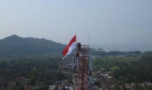 Prajurit Puslatpurmar 8 Teluk Ratai, Lampung mengibarkan bendera Merah Putih di menara dengan ketinggian 74 meter menyambut HUT Ke-81 Kemerdekaan Republik Indonesia, di Provinsi Lampung, Sabtu (15/8/2026). Sumber foto: Antara Prajurit Puslatpurmar 8 Teluk Ratai, Lampung mengibarkan bendera Merah Putih di menara dengan ketinggian 74 meter menyambut HUT Ke-81 Kemerdekaan Republik Indonesia, di Provinsi Lampung, Sabtu (15/8/2026). Sumber foto: Antara
