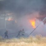 Petugas damkar memadamkan kebakaran tiga kapal di kawasan Karangsong, Indramayu, Jawa Barat, Kamis (6/8/2026). Sumber foto: Antara