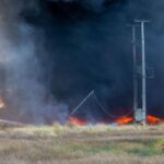 Petugas pemadam saat menangani kebakaran kapal nelayan di Pelabuhan Karangsong, Indramayu, Jawa Barat, Kamis (6/8/2026). Sumber Foto: Antara