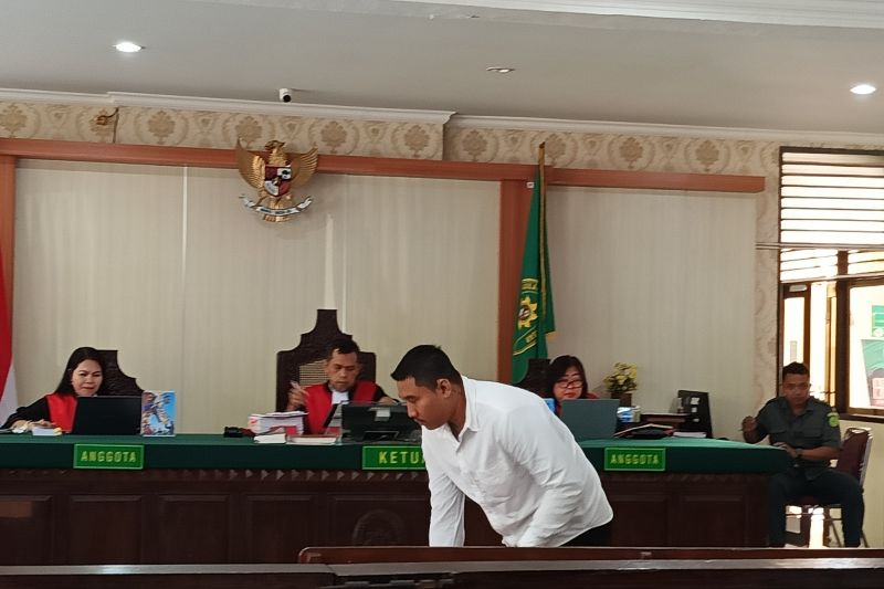 Terdakwa I Kadek Ariawan (28) menjalani sidang di Pengadilan Negeri Denpasar, Bali, Selasa (4/8/2026). Sumber foto: Antara