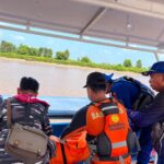 Proses evakuasi korban tenggelam di di Sungai Baung, Kecamatan Air Sugihan, Kabupaten Ogan Komering Ilir (OKI), Sumatera Selatan, Sabtu (8/8/2026). Sumber foto: Antara