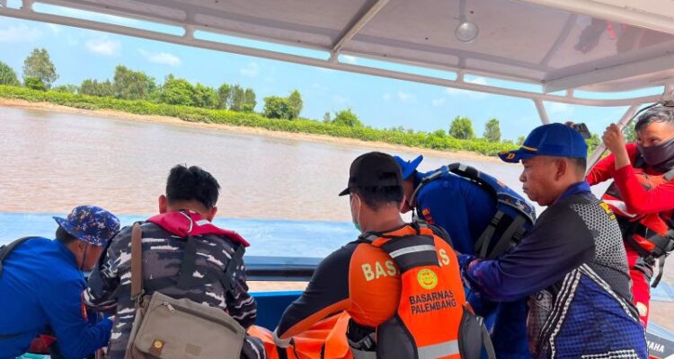 Proses evakuasi korban tenggelam di di Sungai Baung, Kecamatan Air Sugihan, Kabupaten Ogan Komering Ilir (OKI), Sumatera Selatan, Sabtu (8/8/2026). Sumber foto: Antara